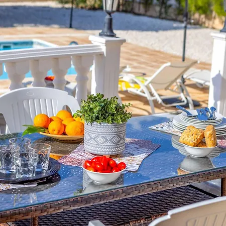 Villa Coral Bee