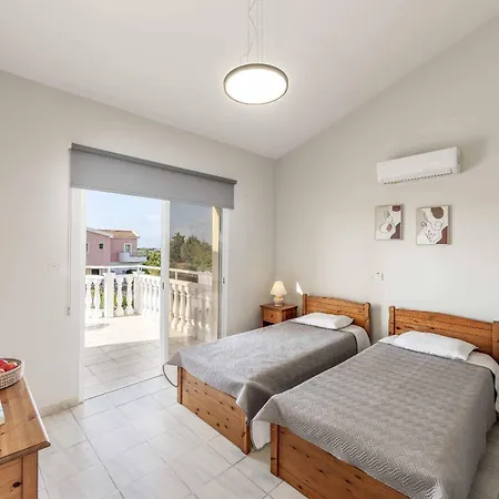 Coral Bee Villa Peyia