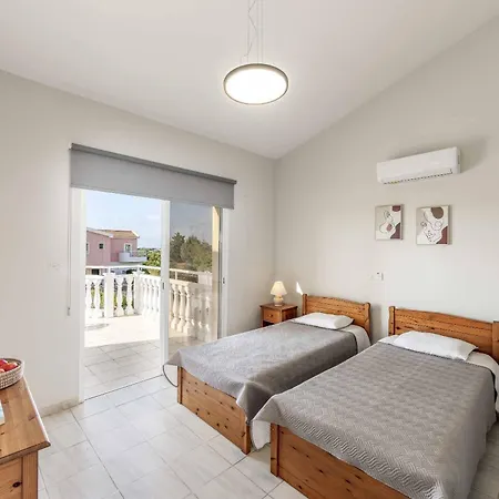 Coral Bee Villa Peyia