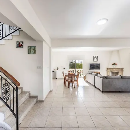 Coral Bee Villa Peyia